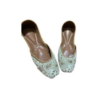 Imagem de Sapatilhas indianas tradicionais para mulheres elegantes e confortáveis - Phulkari Khussa, Punjabi Jutti étnicas feitas à mão para ocasiões casuais e festivas, Pérola dourada, 36