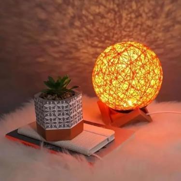 Imagem de Luminária Bola de Barbante LED RGB com Controle – Abajur Decorativo USB com Base de Madeira para Quarto e Sala (Laranja)