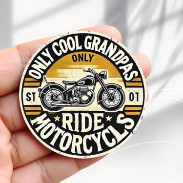 Imagem de Ímã de geladeira vintage Cool Grandpas Ride Motorcycle Emblem Design - Adesivo redondo acrílico de geladeira de 5,8 cm, presente de decoração retrô, tamanho perfeito para geladeira, armário ou