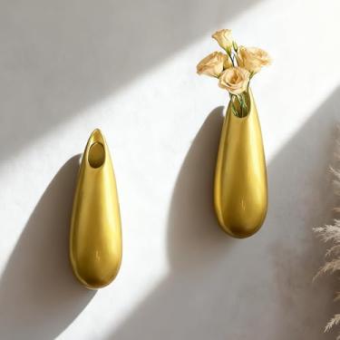 Imagem de DOCFLVAS Vaso de cerâmica escultural de parede — Pacote com 2 vasos de arandela dourados | Transforme flores em arte — Arandela decorativa de cerâmica para exibição de haste única