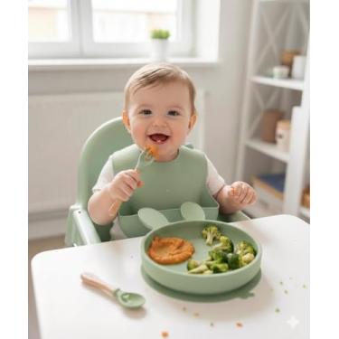 Imagem de Kit Bebê Premium em Silicone – Prato com Divisórias + Babador Coletor + Talheres de Madeira | Antiderrapante, Seguro e Fácil de Limpar (Verde Coelho)