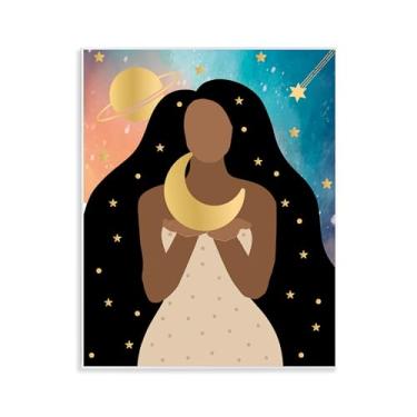 Imagem de Stupell Industries Design artístico de placa de parede Woman Holding the Moon por Daniela Santiago, 28 x 35 cm