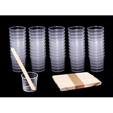 Imagem de Islmlisa Pacote com 50 copos de plástico graduados de 30 ml copos de medição transparentes copos descartáveis para misturar tinta mancha resina epóxi copos de mistura com 50 pacotes de bastões de mexer de madeira