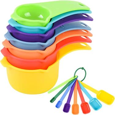 Imagem de IFFMYJB Conjunto de copos e colheres de medição de plástico, copos de medição a seco, 7 copos de medição empilháveis e 7 colheres de medição com nivelador, pode ser lavado na lava-louças, copos medidores encaixados, 15 peças (cor aleatória)