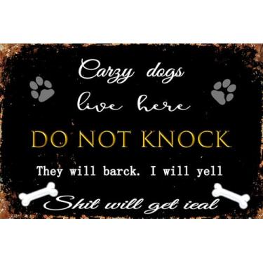 Imagem de Placa Crazy Dogs Live Here Do Not Knock, placas de metal vintage engraçadas para decoração de arte de parede ao ar livre para gramado jardim quintal casa placas de quarto 20 x 30 cm