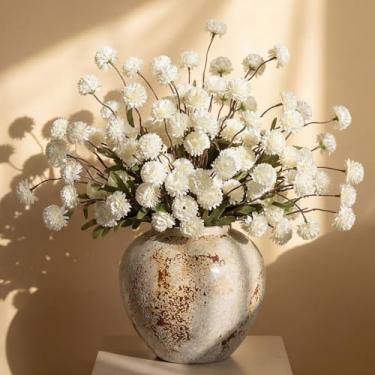 Imagem de XunYee 24 buquê de flores artificiais de crisântemo para vasos brancos falsos kiku pom pom mães com hastes arranjos DIY buquê para primavera, casamento, casa, mesa, centro de mesa, decoração rústica