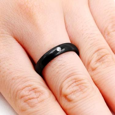 Imagem de Alianças de casamento combinando para ele e para ela | Joias elegantes de noivado e aniversário | Anel masculino preto de aço inoxidável | Aliança masculina polida com acabamento suave | Conjunto de