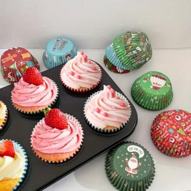 Imagem de 100 peças de copos de papel de bolo com padrão de Natal - estilos aleatórios, descartáveis | Adequado para Halloween, Natal, Dia dos Namorados, Dia das Mães, aniversários e festas de fim de ano |