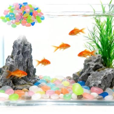 Imagem de 150 peças de seixos artificiais que brilham no escuro, pedras decorativas de aquário para ambientes externos, interiores, vasos de jardim, plantas, decorações de aquários (coloridos)