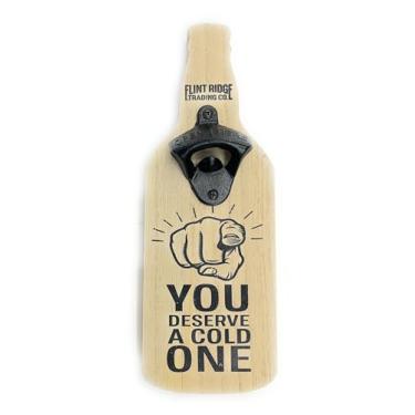 Imagem de Abridor de garrafas de madeira Flint Ridge montado na parede para amantes de cerveja - Ferro fundido - Abridor de garrafas de madeira engraçado "YOU MERECE A COLD ONE" é um para