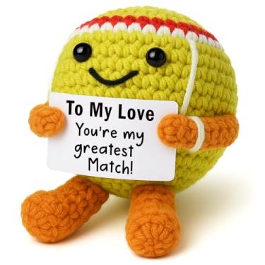 Imagem de YUEYUQIU Presentes românticos para ele, My Greatest Match, bola de tênis de crochê feita à mão, presentes de aniversário de aniversário sentimentais para marido e esposa, presente fofo para casais de