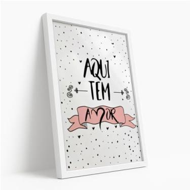 Imagem de Quadro Decorativo Aqui Tem Amor Com Moldura Frase Carinho Família Aconchego Delicado Fofo Romântico Quarto Casal Feminino Rosa Preto Branco