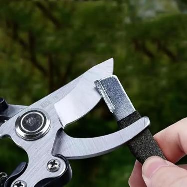 Imagem de Afiador de facas de metal portátil ProSharp para tesouras de jardim, tesouras, facas. Pedra de afiar manual com tampa protetora, tamanho de bolso, sem necessidade de eletricidade, fácil de usar para