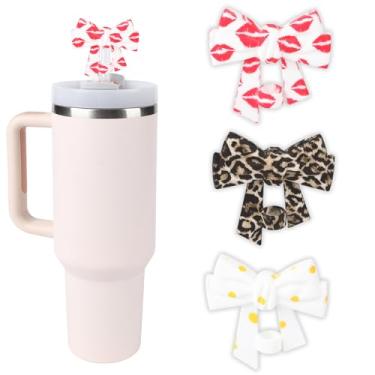 Imagem de Pacote com 3 topos de palha com laço impresso, tampas de cobertura de palha reutilizáveis à prova de poeira de silicone 10 mm/0,4 pol para copo Stanley 30 e 1,134 g, acessórios de copos presente (3