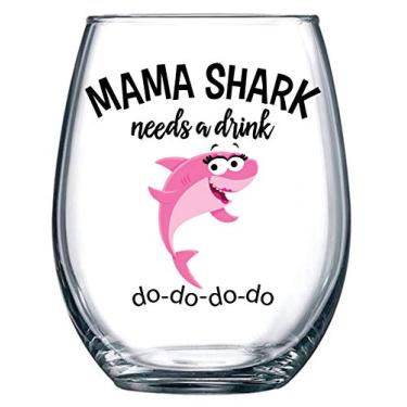 Imagem de Mama Shark Needs a Drink Novelty Wine Glass - Mom Gift & Funny Wine Glass For Birthdays, Mother's Day, Christmas, Holidays or Just Because - Stemless