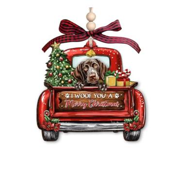 Imagem de Enfeite de Natal de madeira com ponteiro alemão de pelo curto - Decoração de Natal de caminhão vermelho com presentes de árvore de Natal e uma citação de feliz Natal - Enfeite rústico de Natal para