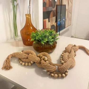 Imagem de Colar de Mesa Decorativo Elos em Crochê Bege 120 cm – Artesanal, Fio Náutico e Madeira – Decoração Boho, Sala, Quarto e Aparadores