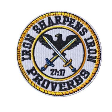 Imagem de Iron Sharpens Patch de ferro com gancho e laço 7,6 cm Versículo da Bíblia Provérbios 27:17 Emblema de moral bordado cristão para mochilas masculinas, bolsas de ginástica, colete tático, roupas de