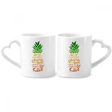 Imagem de Be a Pineapple Stand Tall Quote Conjunto de canecas de porcelana para casais, coração e coração