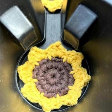 Imagem de HSYHKDSY 10 peças de jogo americano de crochê rosa azul 10 polegadas tecido à mão porta-copos trançados laváveis (amarelo, cerca de 10 cm, 10 peças)