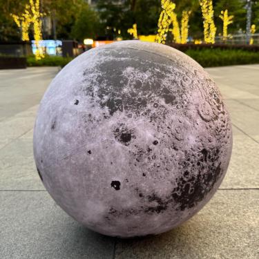 Imagem de Vinfgoes Balão Inflável De 40'' Em Formato Lua E Planeta Com Led Para Decoração Instituições Educacionais/Planetários/Lojas/Clubes