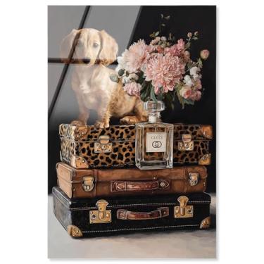 Imagem de Little Doxxie on Suitcases Impressão acrílica Glam Wall Decor por Notoriart, Pronto para pendurar, 25 x 38 cm
