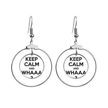 Imagem de Brincos pretos com citação Keep Calm And WHAAA com argola pendente, joia circular