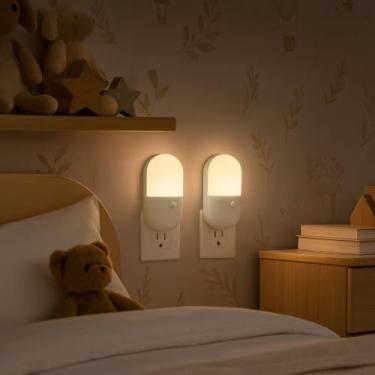 Imagem de Kit 2 Mini Abajur de LED Noturno Bivolt para Quarto Infantil Luminária de Tomada em Acrílico Luz Suave e Confortável para Bebês e Crianças