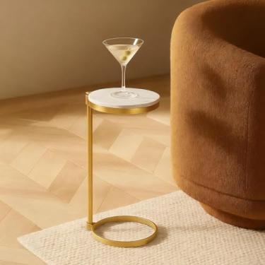 Imagem de TEHOME Mesa de bebida de mármore dourado de metal Martini redonda pequena mesa lateral para sofá mesa de canto em forma de C de mármore para sofá 25,4 cm de diâmetro, 62,4 cm A