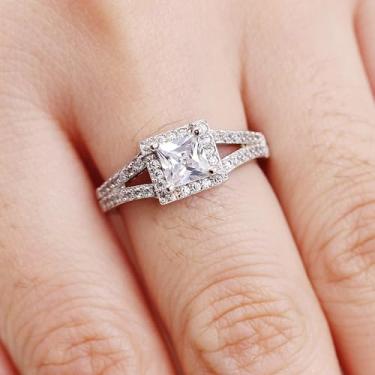 Imagem de Anel de meia eternidade de zircônia cúbica para noivado de casamento - Anéis de halo de 2 tons banhados a platina para mulheres, aniversário, dia dos namorados, joia de compromisso, tamanho 6-9 WX020