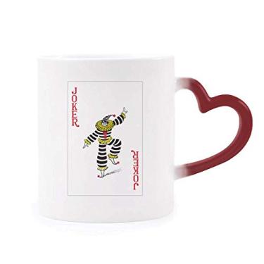 Imagem de Caneca vermelha do Coringa com estampa de cartas sensíveis ao calor vermelha que muda de cor