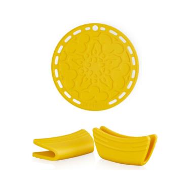 Imagem de KIT LE CREUSET 2 PEGADORES DE ALÇAS E SUPORTE PARA PANELAS 20CM AMARELO NÉCTAR