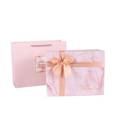Imagem de Caixa de presente com design de mármore rosa com fita e alça 21x21x9cm