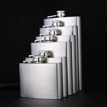 Imagem de Licor de aço inoxidável para homens bebendo álcool uísque presente para homens, frasco de bolso à prova de vazamento com funil (118 g prata)