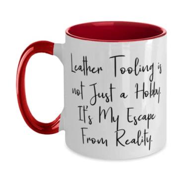 Imagem de Presentes de ferramentas de couro engraçados, ferramentas de couro não é apenas um hobby. It's My Escape From Reality, caneca legal de dois tons 325 ml para amigos de