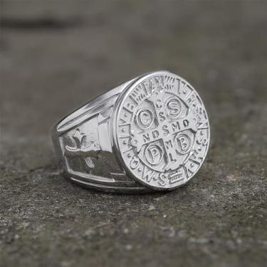 Imagem de Anel de cruz de aço inoxidável de São Bento – Design de medalha do Jubileu com inscrição latina – Símbolo religioso de inspiração gótica para homens – Acessório de joia masculina ousado e exclusivo