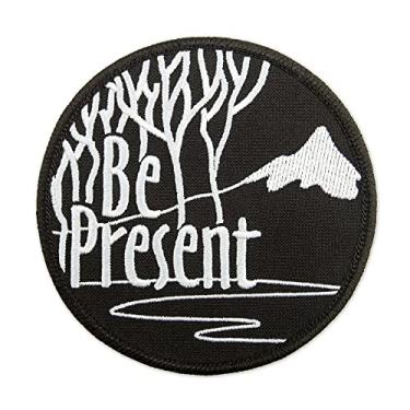 Imagem de EMBROVERSE Patch Be Present - Mountains Travel and Mindfulness - Remendos bordados a ferro - Tamanho: 9,9 cm