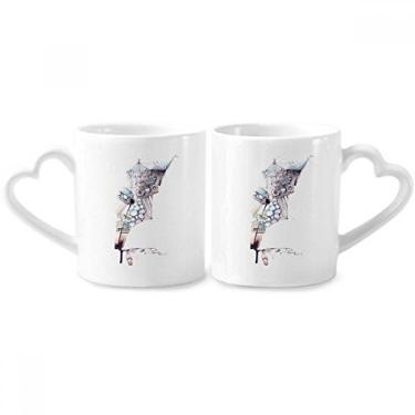 Imagem de Conjunto de canecas de porcelana para casais com pintura de arquitetura barroca e alça de coração