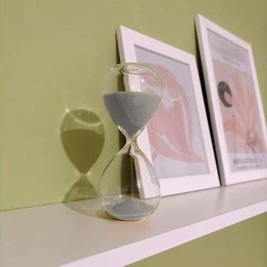Imagem de Ampulheta Decorativa em Vidro – Temporizador de Areia 30 Min para Escritório, Sala ou Quarto (Cinza)