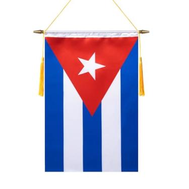 Imagem de TMHTMH Bandeira de parede de Cuba de 45,7 x 30,5 cm, poste de madeira e acabamento de cetim duplo, bandeira cubana para pendurar, para sala de casa, sala de aula escolar, clube e porta