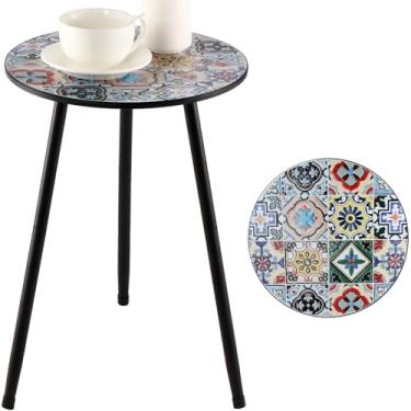 Imagem de 1 pacote com mesas laterais redondas de mosaico de metal de 34 cm, pequenas mesas de centro com detalhes externos, suporte de canto interno para pequenos espaços, resistente ao clima para varanda