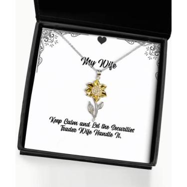 Imagem de SpreadPassion Colar com pingente de girassol motivacional para esposas, Keep Calm and Let The Securities Trader Wife Handle, presente para esposa, presentes divertidos do marido