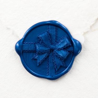Imagem de Nuvretk 30 adesivos de lacre de cera feitos à mão, design de laço de fita 3D, selos de envelope autoadesivos elegantes para convites de casamento, aniversário, festa e evento (azul)
