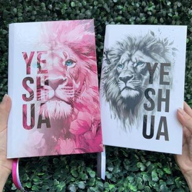 Imagem de Kit Casal Cristão 2 Bíblias Leão Yeshua Rosa e Yeshua Branca LETRA MÉD