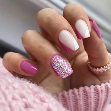 Imagem de Kit de unhas rosa choque unhas falsas francesas quadradas curtas com design de glitter cola em gel nas unhas para mulheres cobertura completa acrílico falso bastão em unhas manicure para casamento 24