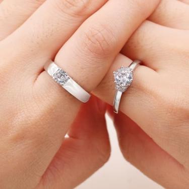 Imagem de Anel solitário clássico de zircônia cúbica de 4 garras para mulheres e alianças de casamento quadradas para homens - Conjunto de anéis de noivado para casais combinando - Joias românticas presentes