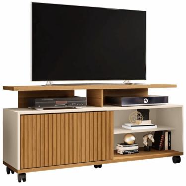 Imagem de Rack Bechara Topázio com porta de correr com aplique 3D largura 1,36 metro pés de rodízios Cinamomo off White