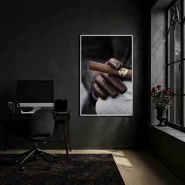 Imagem de Quadro Luvas de Couro Segurando um Charuto - 70x50cm