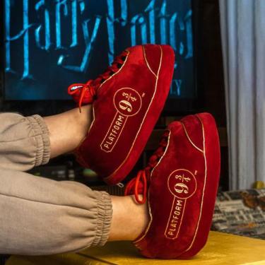 Imagem de Pantufa Confortável Harry Potter - Estilo e Magia da Plataforma 9 ¾ pa