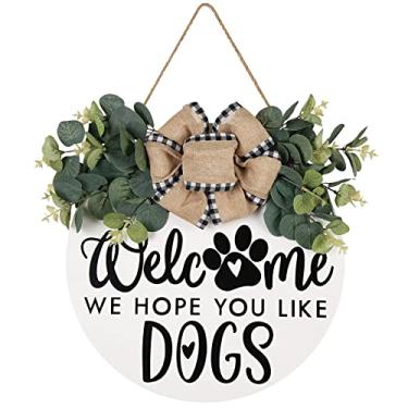 Imagem de Welcome We Hope You Like Dogs Placa de porta de fazenda para decoração de varanda da porta da frente Φ30 cm de madeira redonda com folhas de eucalipto penduradas decoração de casa para amantes de cães (branco)